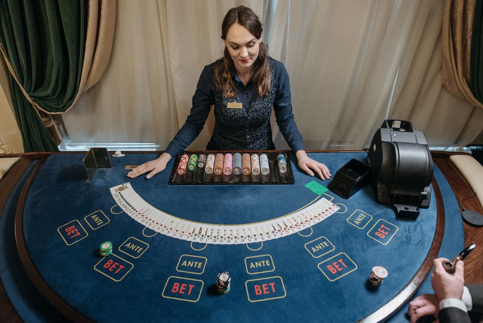 50 Book of Dead Freispiele ohne Einzahlung 2026: abgedunkelter Casinosaal ohne Spielbetrieb — Symbolbild für Pause und verantwortungsvolles Spielen